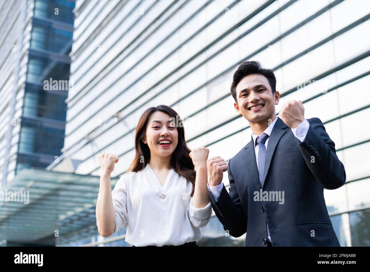 Portrait de deux entrepreneurs avec expression de victoire Banque D'Images