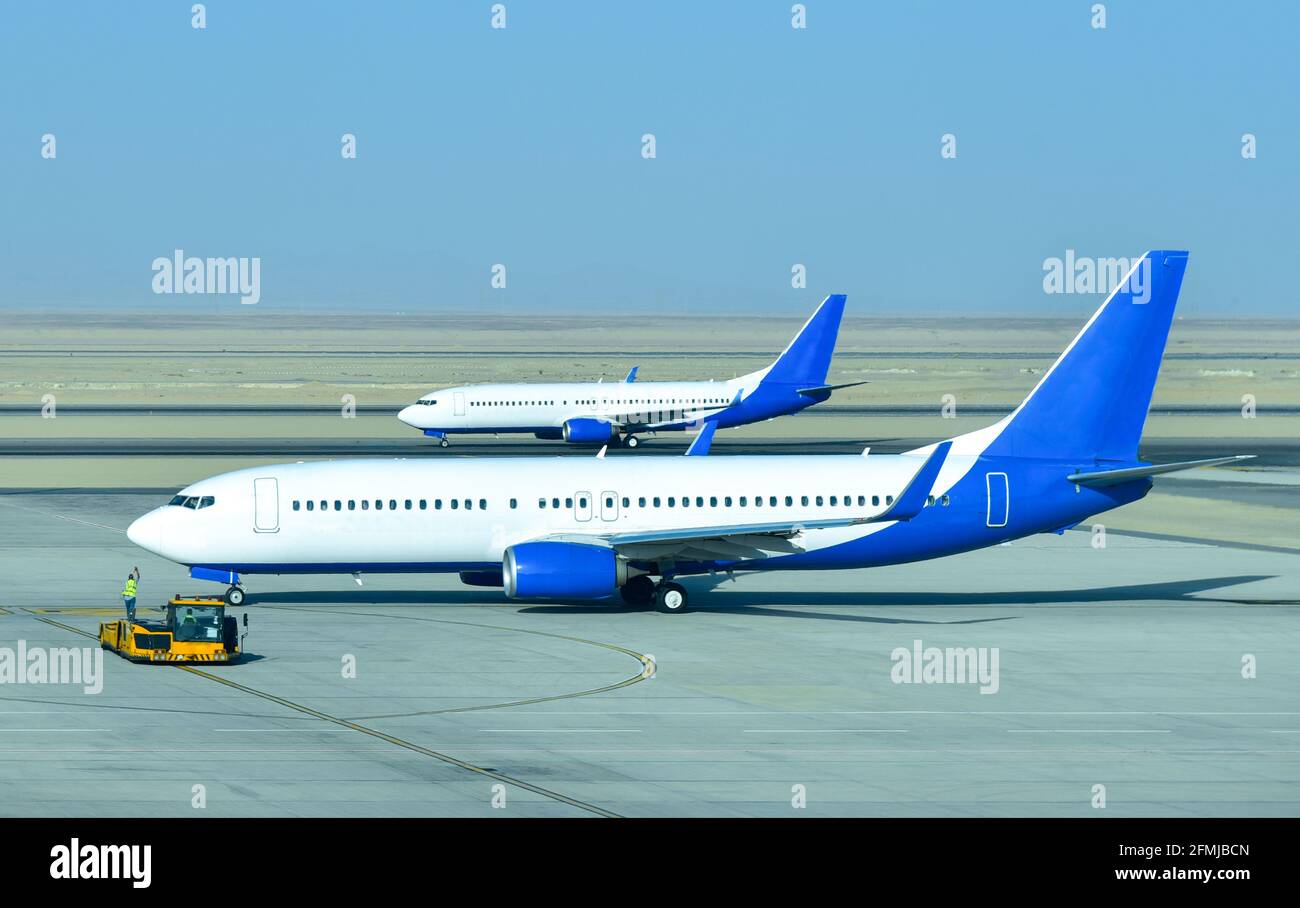 Avion sur la piste se préparant au décollage. Banque D'Images