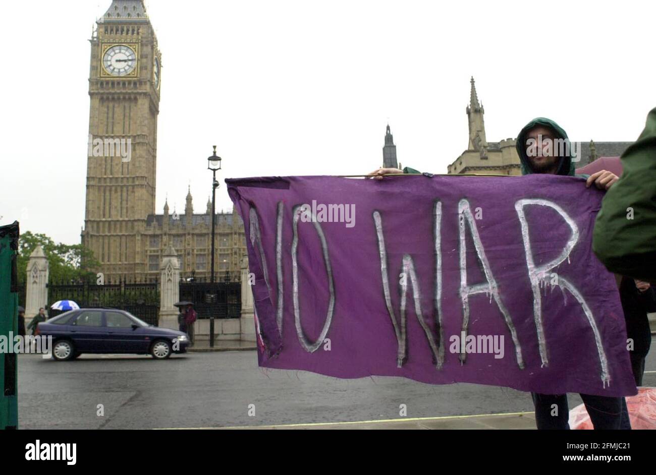 DES MANIFESTANTS ANTI-GUERRE MANIFESTENT À L'EXTÉRIEUR DU PARLEMENT. 18 SEPTEMBRE 2001 PIC:JOHN VOOS Banque D'Images