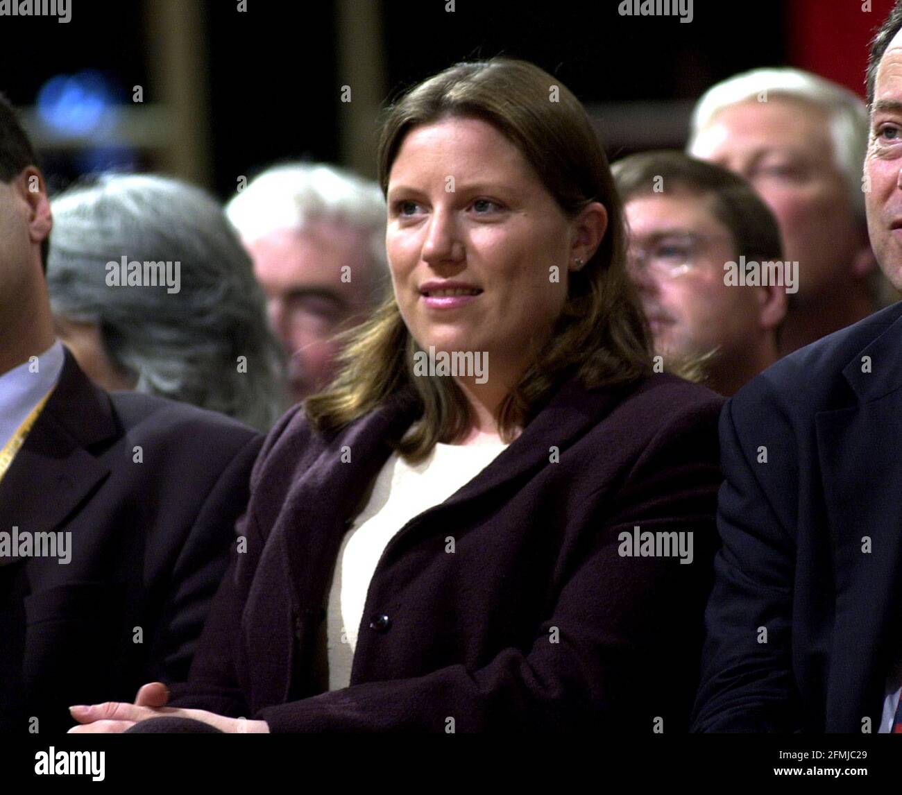 LIB DEM CONFERENCE - BOURNEMOUTH SARAH GURLING, PARTENAIRE DE CHARLES KENNEDY, AU PREMIER RANG POUR LE REGARDER FAIRE LE DISCOURS DE CLÔTURE DE LA CONFÉRENCE. PHOTO : JOHN VOOS 27.9.01 Banque D'Images