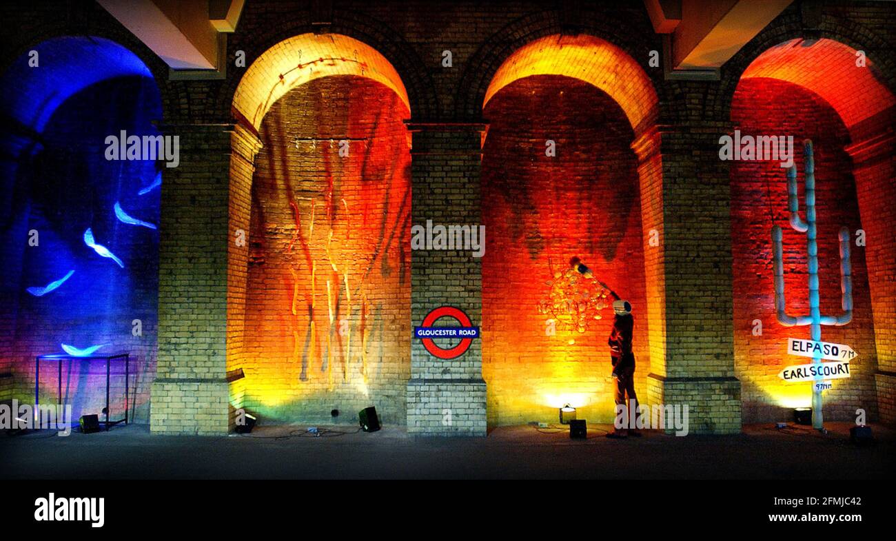 L'ARTISTE GABY KIENLE APPORTE UNE TOUCHE FINALE À LA DERNIÈRE SÉRIE D'ŒUVRES D'ART DANS LE CADRE DE LA « PLATE-FORME POUR L'ART » DE LA STATION DE MÉTRO GLOUCESTER ROAD INTITULÉE « NEW LONDON GLASS », QUI PRÉSENTE UN TOTAL DE TREIZE ŒUVRES DE VERRE DE 15 ARTISTES DIFFÉRENTS. LE SPECTACLE SERA EN COURS JUSQU'AU 7 JANVIER 2002. 9 NOVEMBRE 2001 PHOTO ANDY PARADISE Banque D'Images