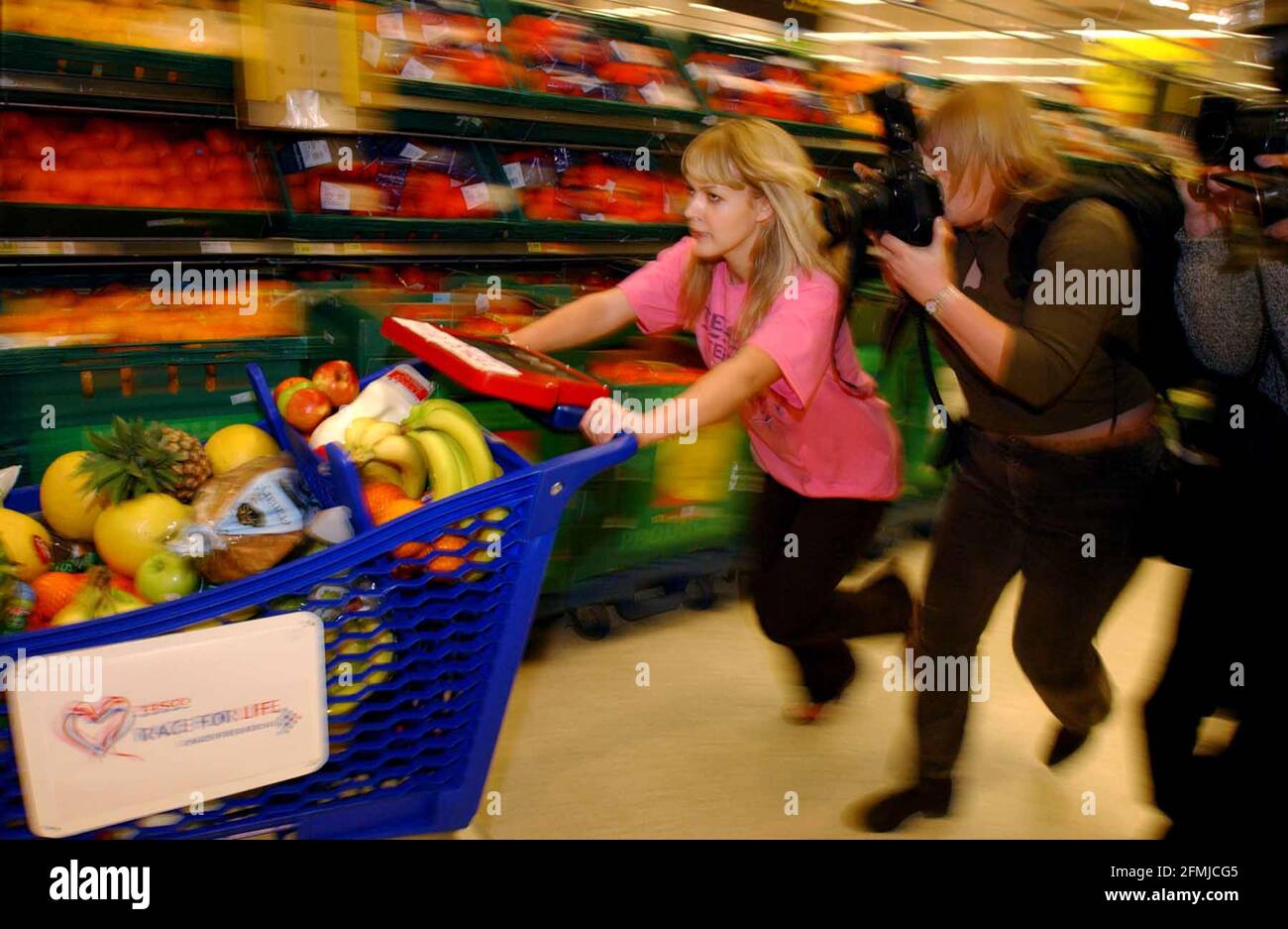 LE PROTOTYPE SAIN 'TRIM TROLLEY' À L'ESSAI CHEZ TESCOS DANS WEST CROMWELL RD. 27/4/04 PILSTON Banque D'Images