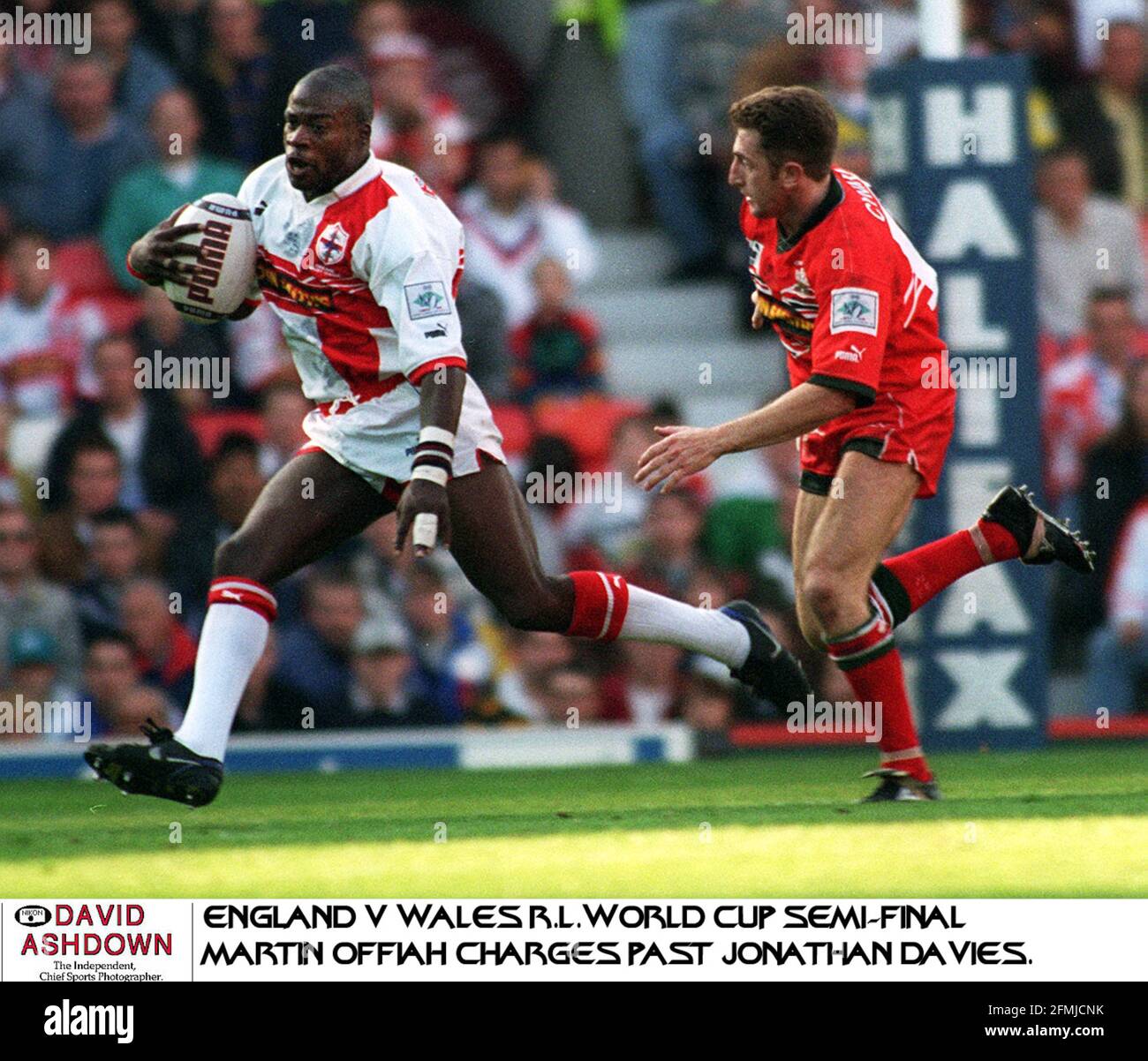 Martin Osaïa d'Angleterre sur le chemin de marquer son Essayez d'abord de passer la fin du rêve de la coupe du monde de Galles Jonathan Davies Dans la défaite perdant à l'Angleterre 25 - 10 à la Vieux Trafford Banque D'Images