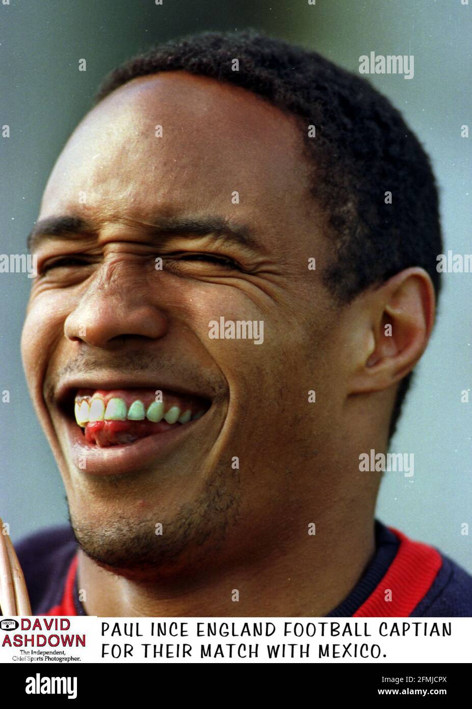 Le capitaine du joueur de football d'Angleterre Paul Ince rit pendant un entraînement session Banque D'Images
