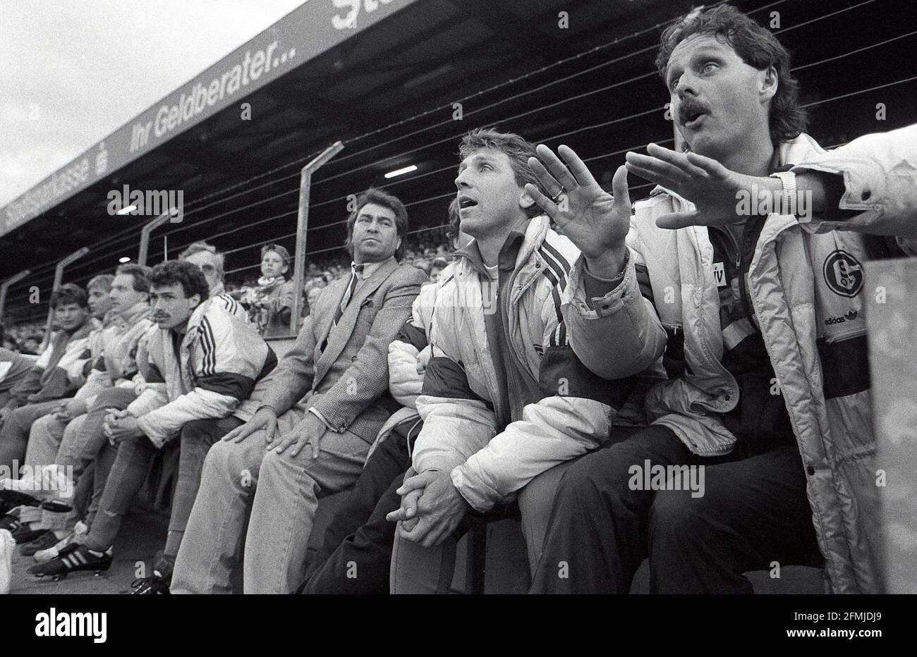 FIROO: Fuvuball: Football: Saison 1989/1990 2ème Bundesliga 17.05.1990 VfL Osnabrvºck - FC Schalke 04 3: 1 de gauche à droite: Gvºnter Eichberg, co-entraîneur Klaus Fischer et Peter Neururer sur la banque de coachs. | utilisation dans le monde entier Banque D'Images