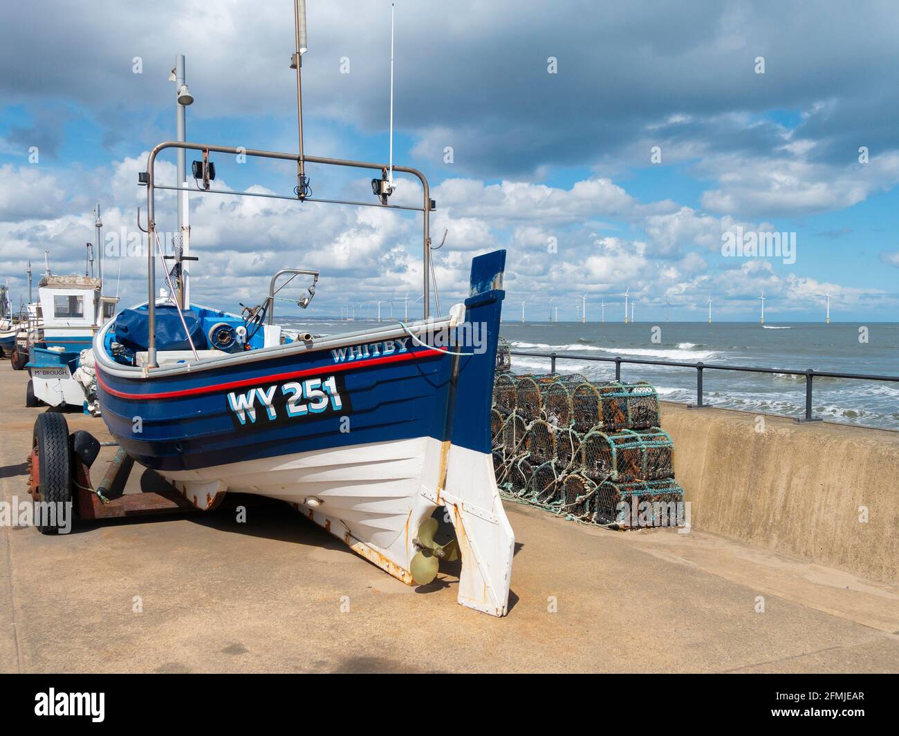 Flora Jane un petit enregistrement de pêche côtière WY251 bateau avec Sa remorque de lancement sur l'esplanade Redcar Banque D'Images