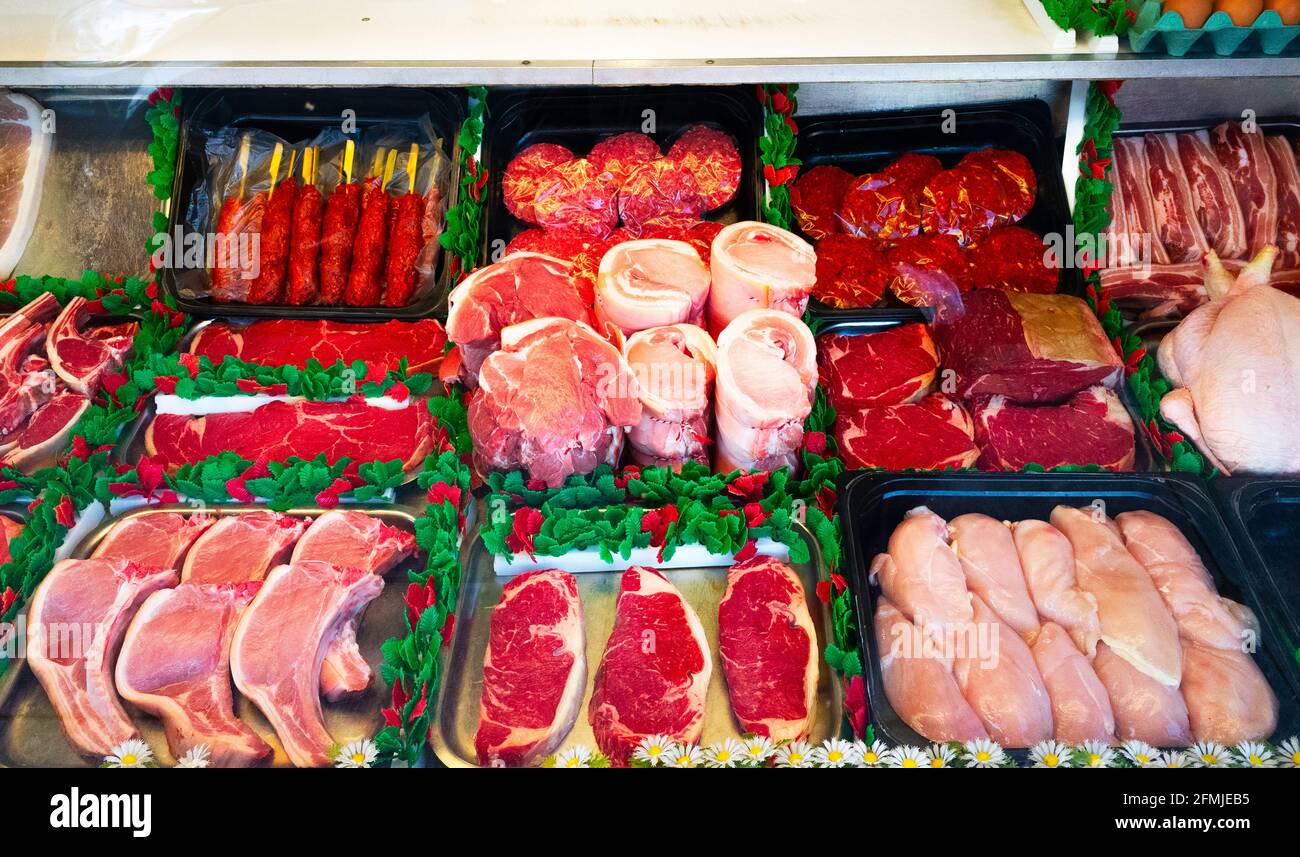 Vitrine des bouchers à Saltburn North Yorkshire Angleterre avec un affichage de plusieurs types de viande préparée Banque D'Images