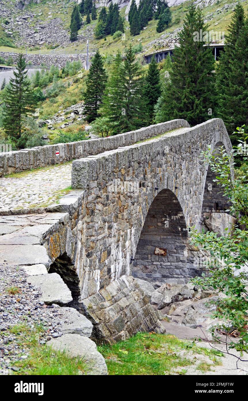 Le Haderlisbrucke, pont en pierre voûté de 1649 au-dessus de la rivière Reuss, dans la gorge de Schollenen près de Goschenen, en Suisse Banque D'Images