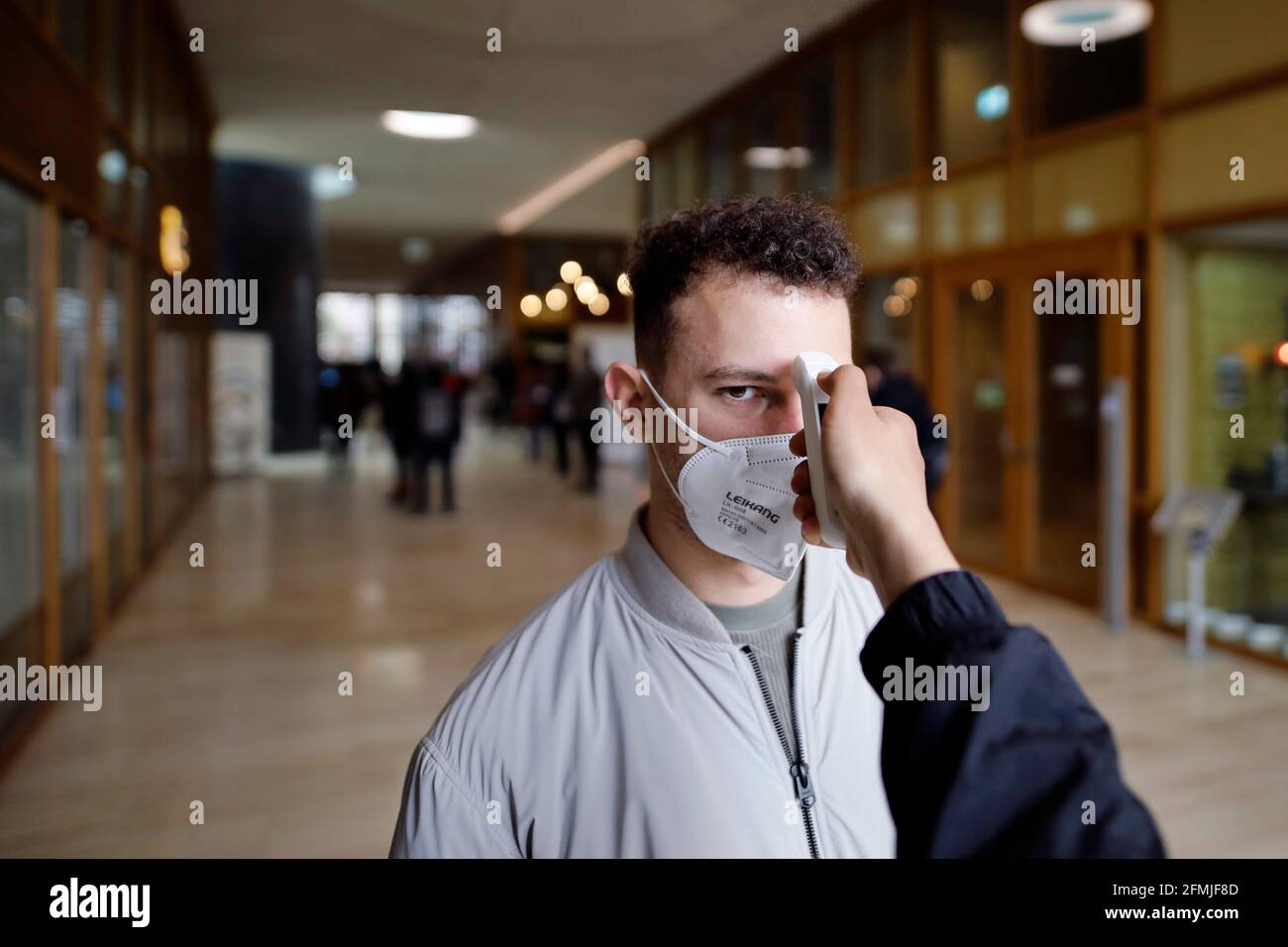 Cologne, Allemagne. 08 mai 2021. Dans la mosquée de la Ditib d'Ehrenfeld, les habitants de Cologne peuvent se faire vacciner contre le coronavirus le week-end. Les doses du vaccin sont disponibles auprès d'AstraZeneca et de Johnson & Johnson. La température de tous les hamburgers est mesurée à l'entrée. Cologne, 8 mai 2021 | usage dans le monde crédit: dpa/Alay Live News Banque D'Images