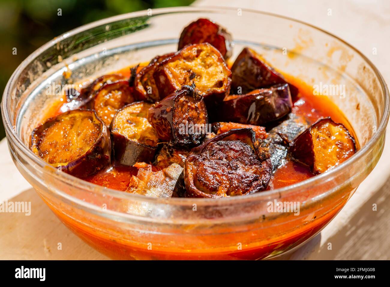 Poisson en conserve de style indien cuit avec des œufs. Banque D'Images