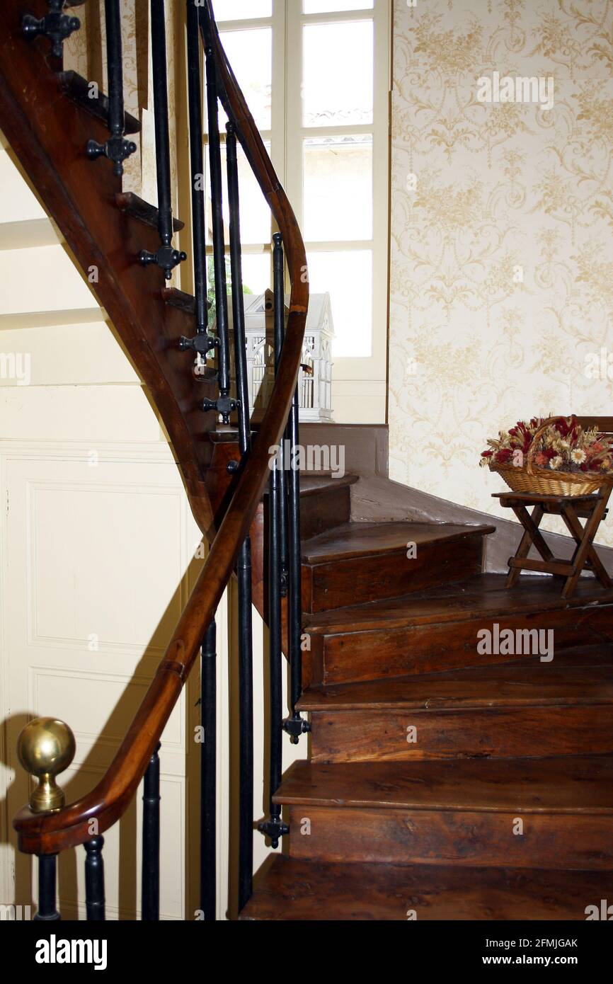 Escalier Elm traditionnel d'une maison de Maître rénovée du milieu du XIXe siècle dans un petit hameau de la Charente, SW France Banque D'Images