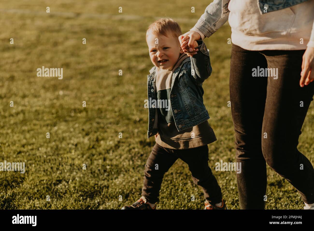 Mere Et Fils Jouent Et Courent Dans Le Parc Maman Tient La Main De Son Bebe Lors D Une Chaude Journee Ensoleillee Photo Stock Alamy
