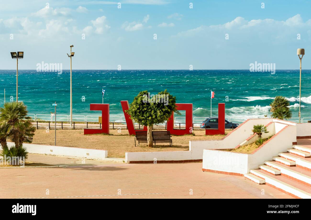 Promenade de bord de mer de Terrasini avec installation artistique Amour, province de Palerme, Sicile, Italie Banque D'Images