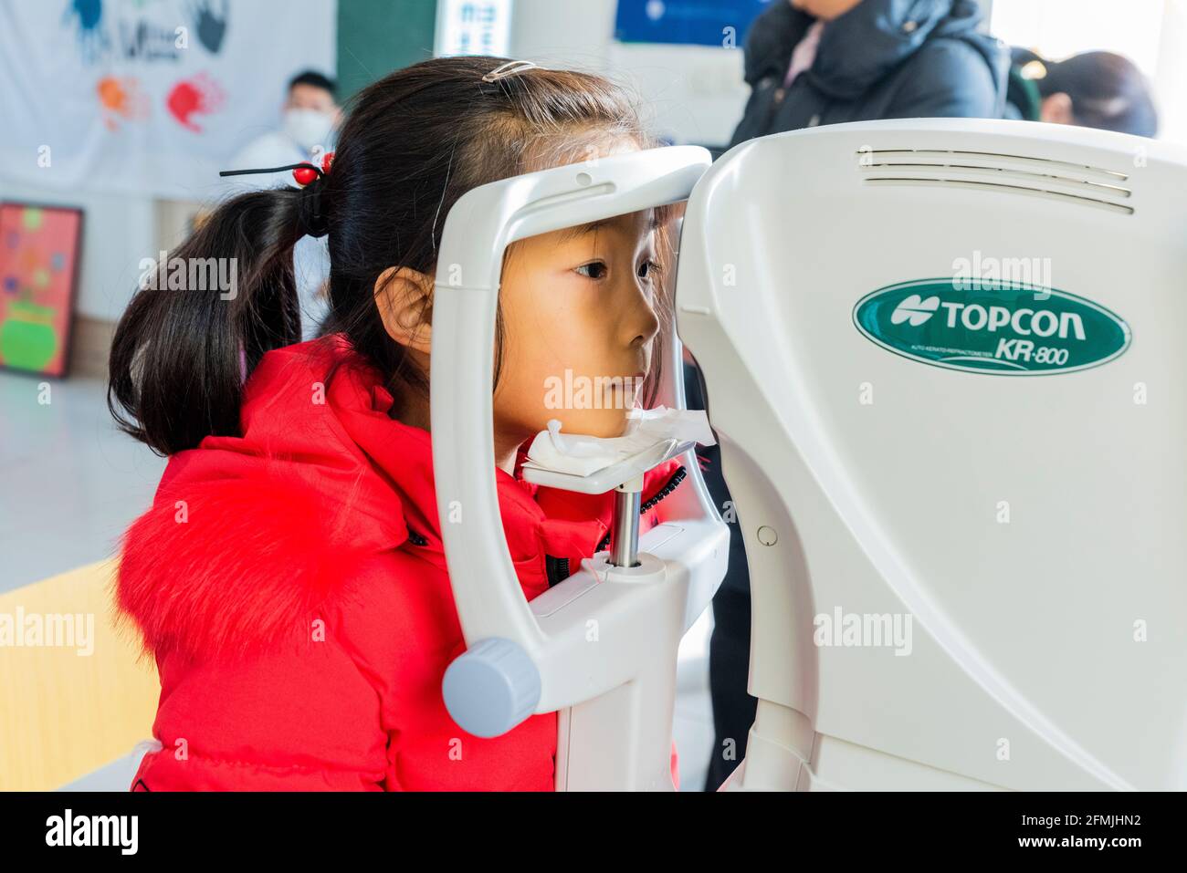Les élèves de l'école primaire de Lixian font vérifier leurs yeux Banque D'Images