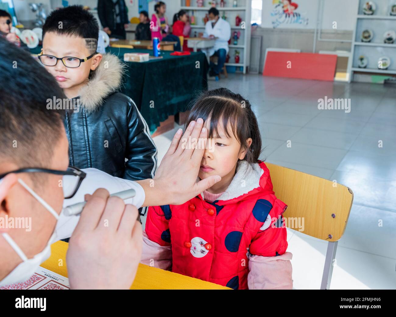 Les élèves de l'école primaire de Lixian font vérifier leurs yeux Banque D'Images