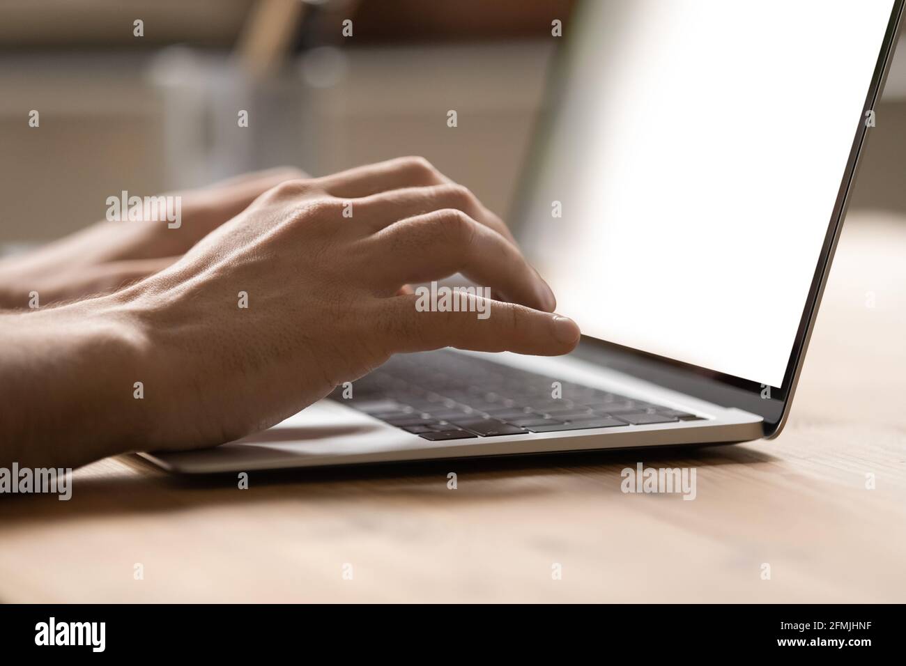 Homme d'affaires gros plan utilisant un ordinateur portable, taper sur le clavier, écrire un message Banque D'Images