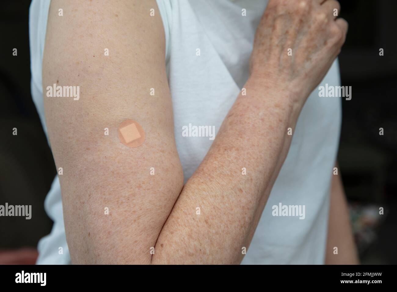 Femme caucasienne avec un plâtre sur leur bras après un injection de vaccination Banque D'Images