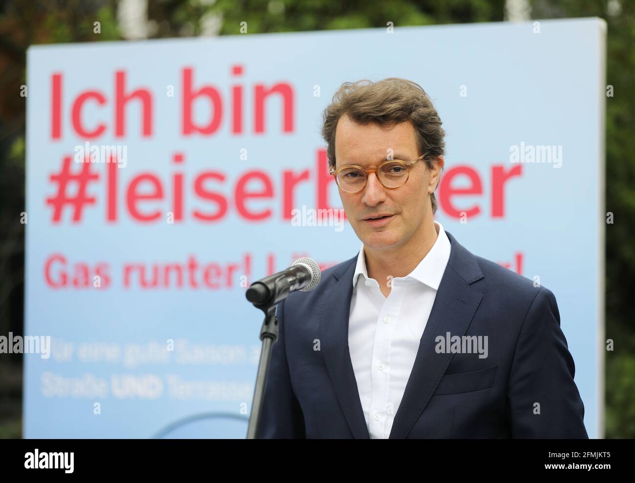 Solingen, Allemagne. 10 mai 2021. Hendrik Wüst (CDU), ministre des Transports de la Rhénanie-du-Nord-Westphalie, est sur une affiche de la campagne publicitaire « Je suis #leiserbiker ». Sous le slogan 'I am #leiserbiker. Runter!Lärm runter!' Une initiative contre le bruit de la moto est lancée en NRW. 150 affiches à grande échelle sont prévues dans toute la Rhénanie-du-Nord-Westphalie. Credit: Oliver Berg/dpa/Alay Live News Banque D'Images