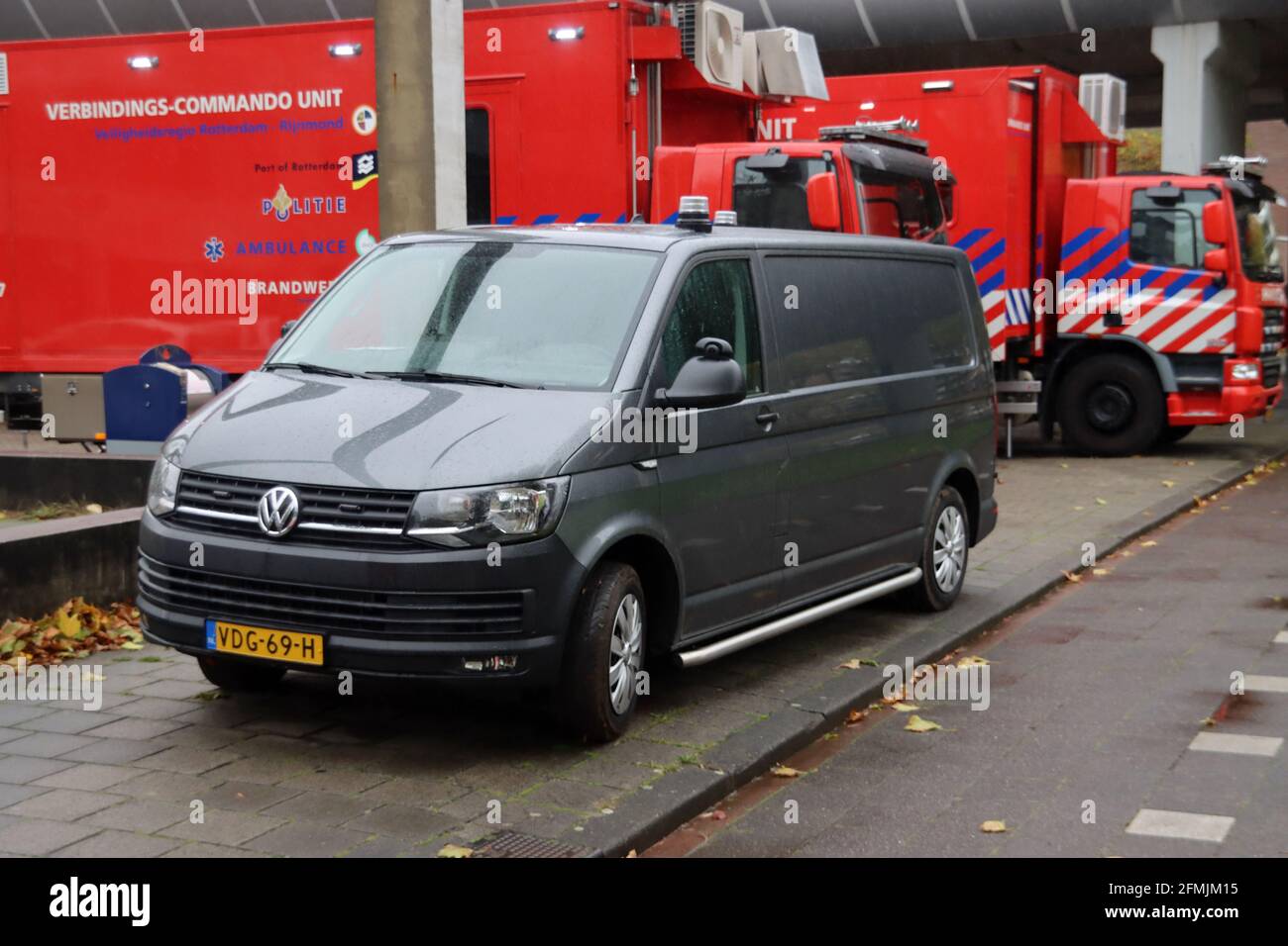 Un véhicule de police aveugle devant le centre de commande Spijkenisse, où le métro est arrivé par l'arrêt mais est suspendu un art de queue de baleine Banque D'Images