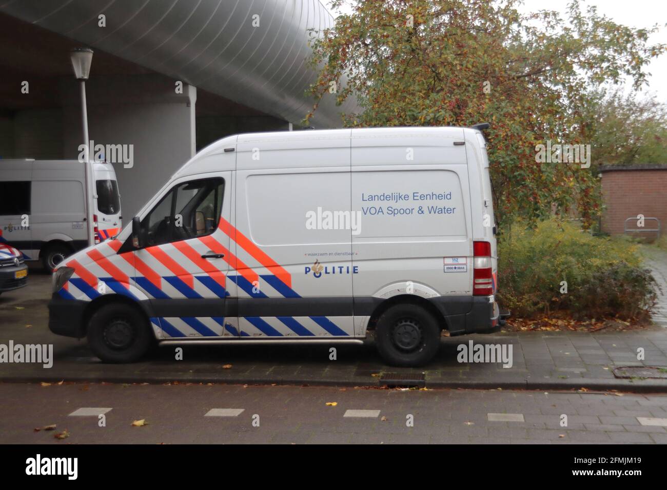 Un véhicule de police aveugle devant le centre de commande Spijkenisse, où le métro est arrivé par l'arrêt mais est suspendu un art de queue de baleine Banque D'Images