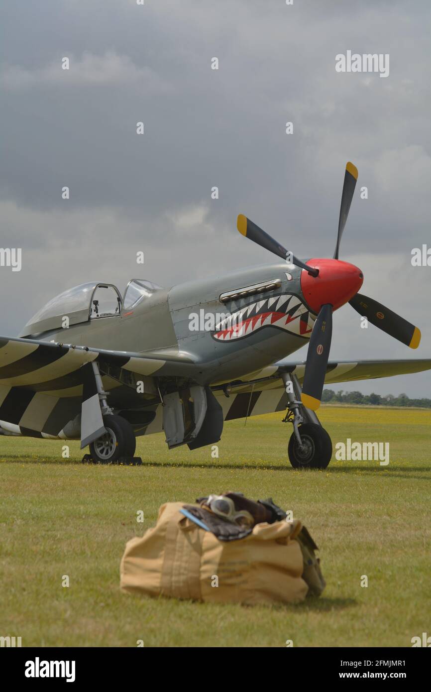 P 51 mustang World war deux avions de chasse, garés avec un sac à main au premier plan. Banque D'Images