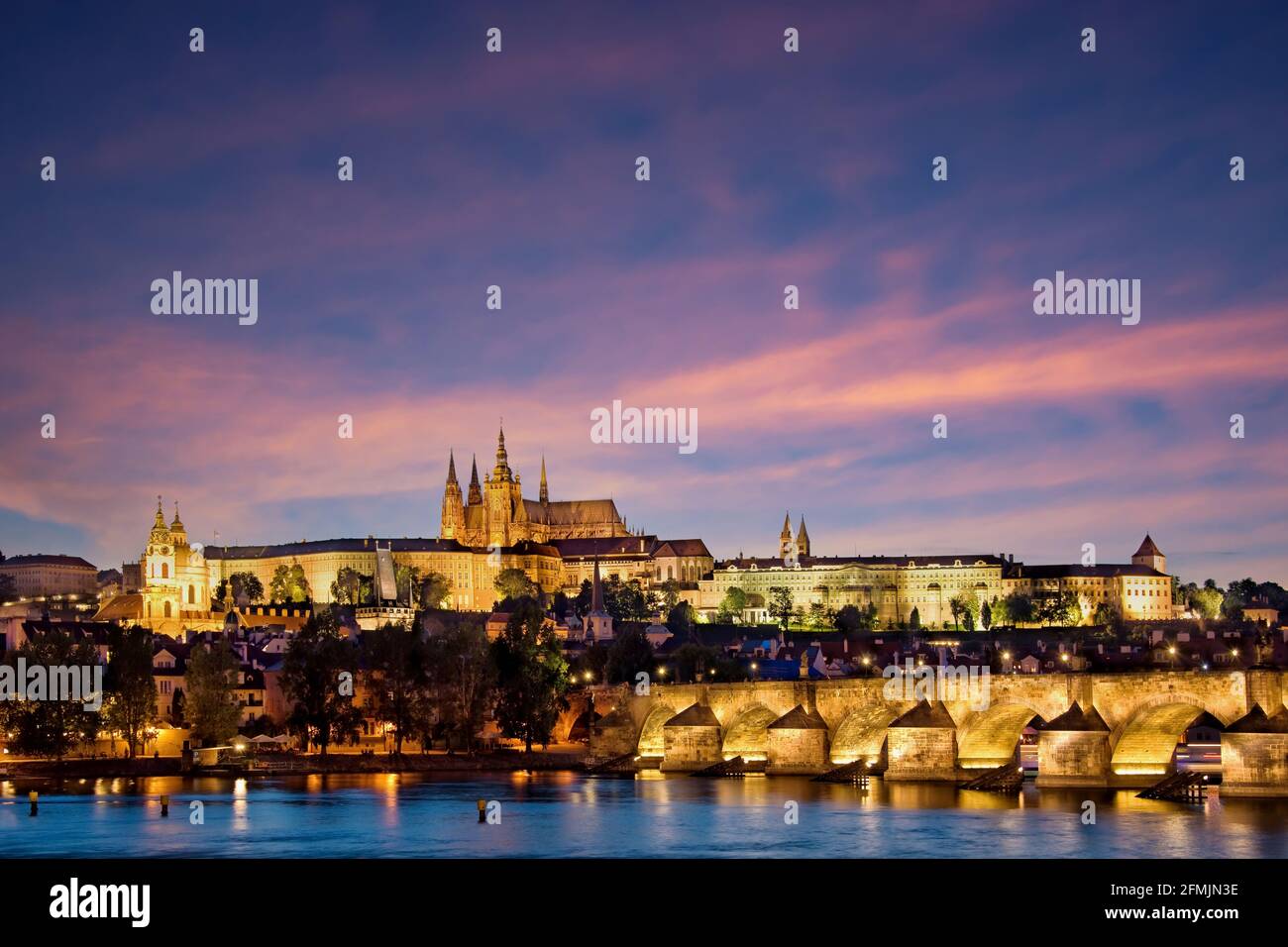 Le château de Prague et le pont Charles la nuit, république tchèque Banque D'Images