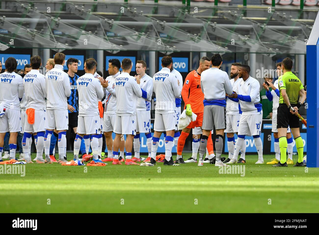 Milan, Italie. 08 mai 2021. Les joueurs de Sampdoria accueillent les champions italiens d'Inter avec une garde d'honneur avant la série UN match entre Inter et Sampdoria à Giuseppe Meazza à Milan. (Crédit photo: Gonzales photo - Tommaso Fimiano). Banque D'Images