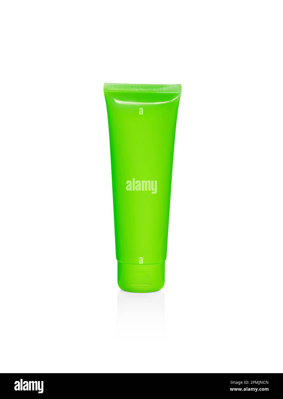 Tube vierge vert avec espace de copie sur fond blanc avec une réflexion Banque D'Images