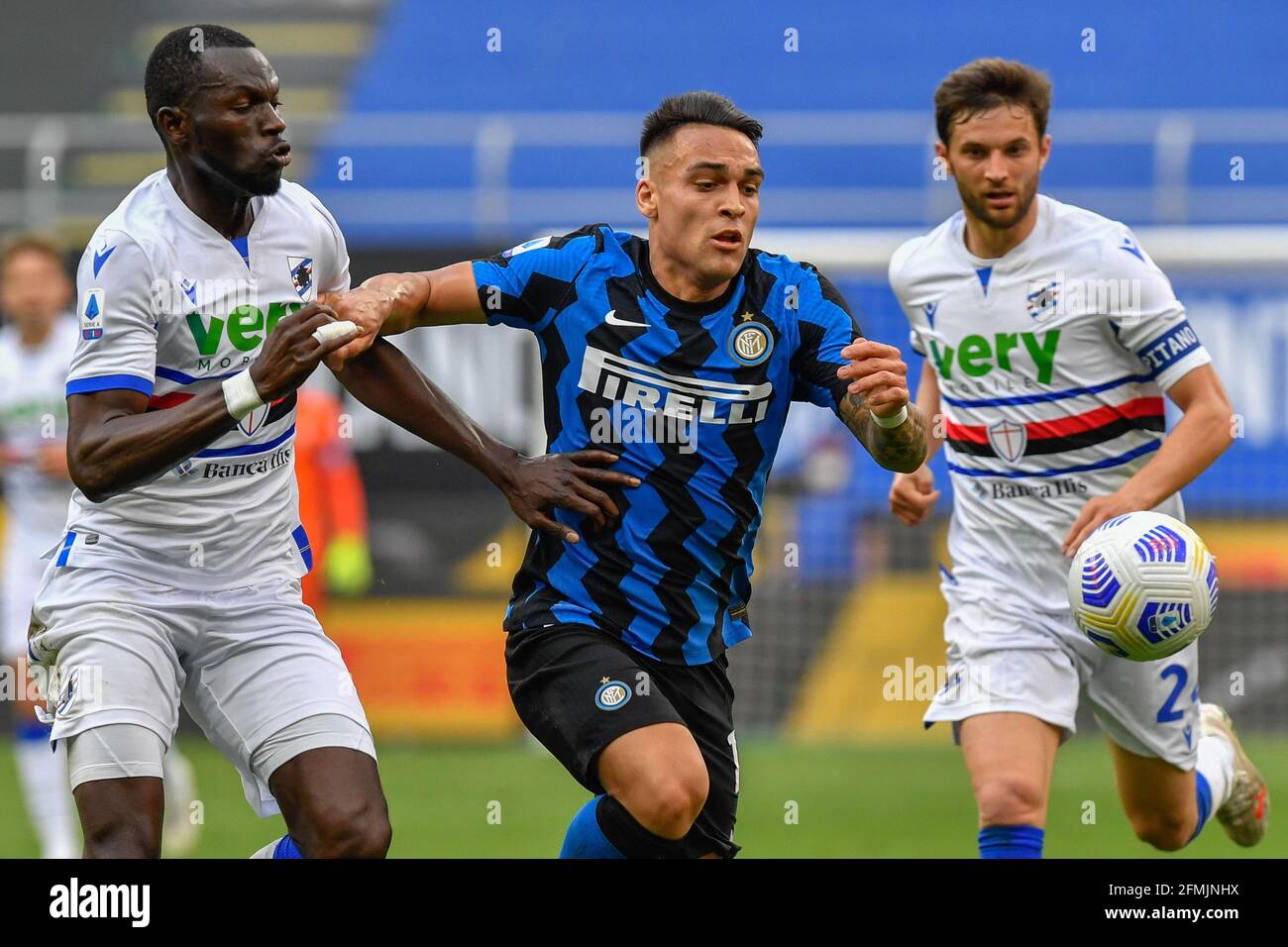 Milan, Italie. 08 mai 2021. Lautaro Martinez (10) d'Inter et Omar Colley (15) de Sampdoria vu dans la Serie UN match entre Inter et Sampdoria à Giuseppe Meazza à Milan. (Crédit photo: Gonzales photo - Tommaso Fimiano). Banque D'Images