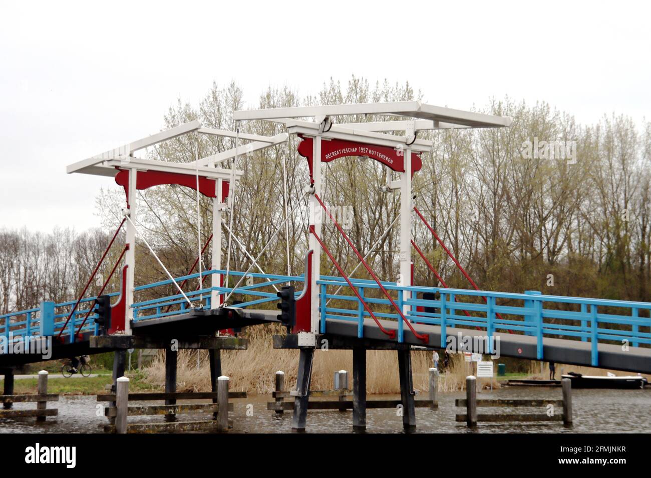 Pont-levis en bois appelé Pekhuisbrug au-dessus de la rivière Rotte à Oud Verlaat Banque D'Images