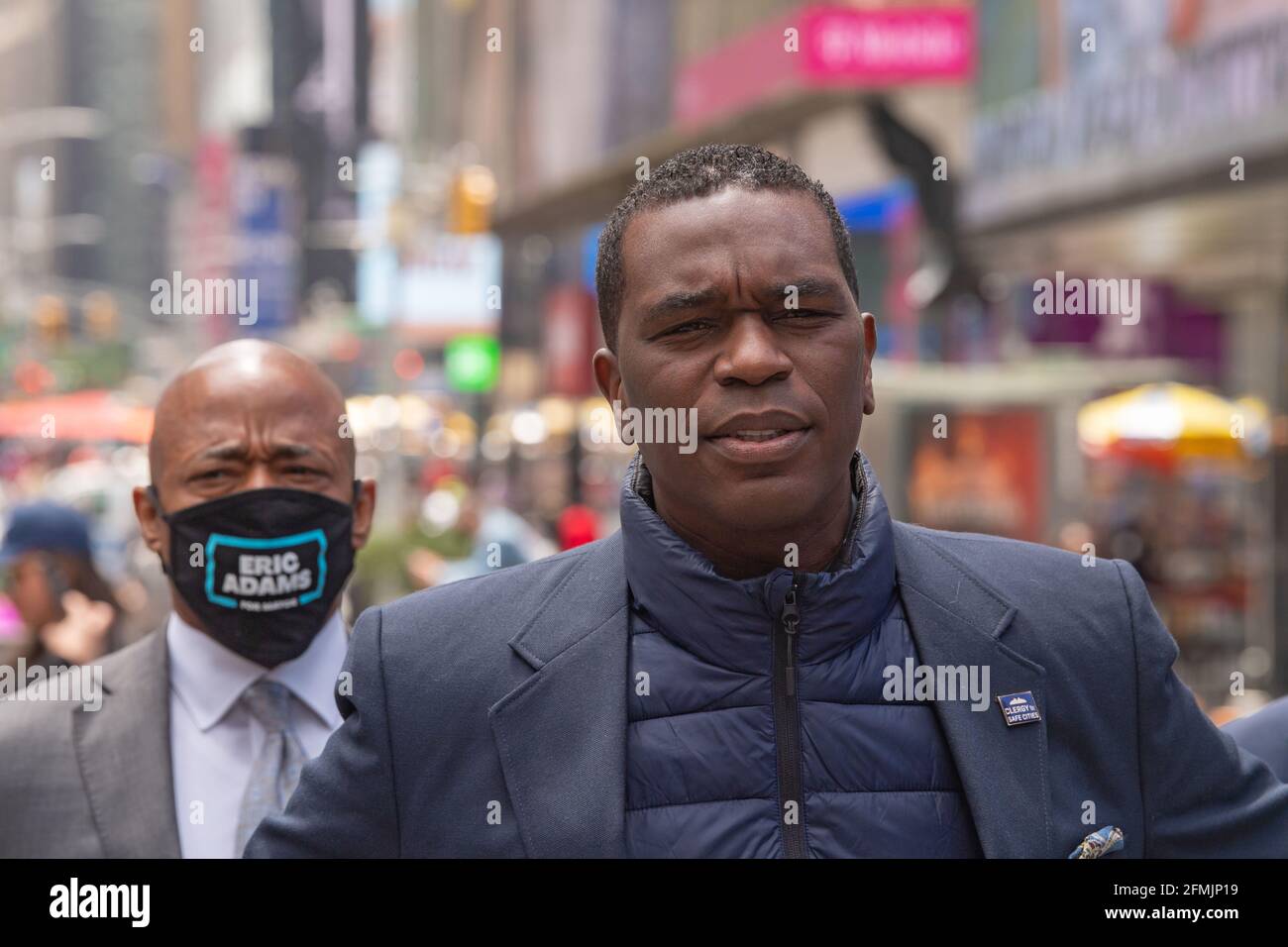 New York, États-Unis. 09e mai 2021. Le pasteur Gilford Monrose, de l'église Mount Sion à East Flatbush, parle lors d'une conférence de presse sur la violence par les armes à feu à Times Square à New York.Eric Adams appelle la ville et d'autres candidats à adopter les propositions anti-crime. Il est revenu au même endroit qu'il a fait des remarques la nuit après avoir tiré sur Times Square, ce qui a blessé trois spectateurs innocents, dont une fillette de quatre ans. Selon le NYPD, l'homme armé a été identifié, mais encore en général. Crédit : SOPA Images Limited/Alamy Live News Banque D'Images