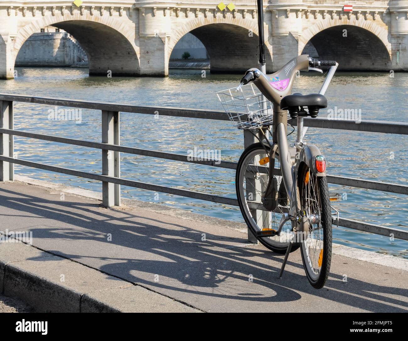 PARIS, FRANCE - VERS AOÛT 2009 : un Velib à côté de la Seine. Velib' est un programme public de partage de vélos Banque D'Images