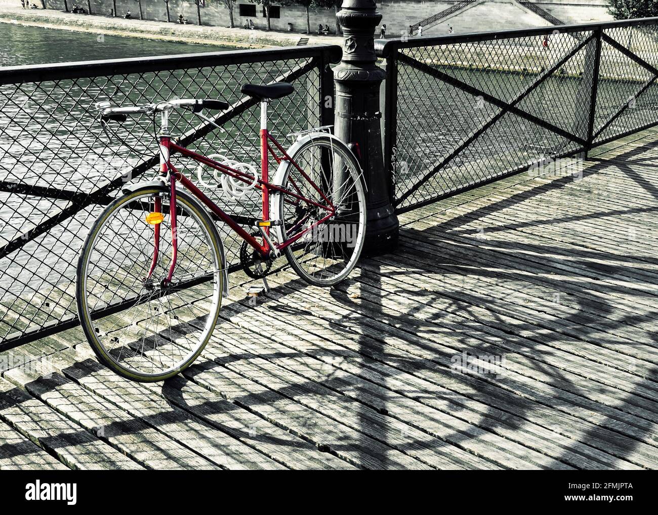 Vélo rouge vintage sur le Pont des Arts à Paris, France Banque D'Images