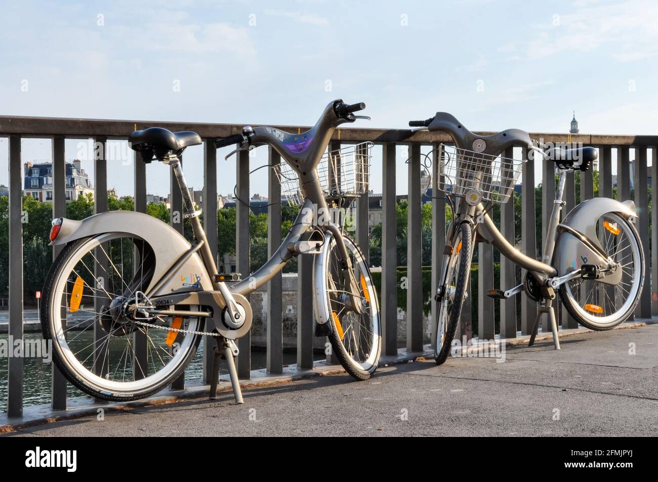 PARIS, FRANCE - VERS AOÛT 2009 : deux Velib' sur un pont sur la Seine. Velib' est un programme public de partage de vélos Banque D'Images