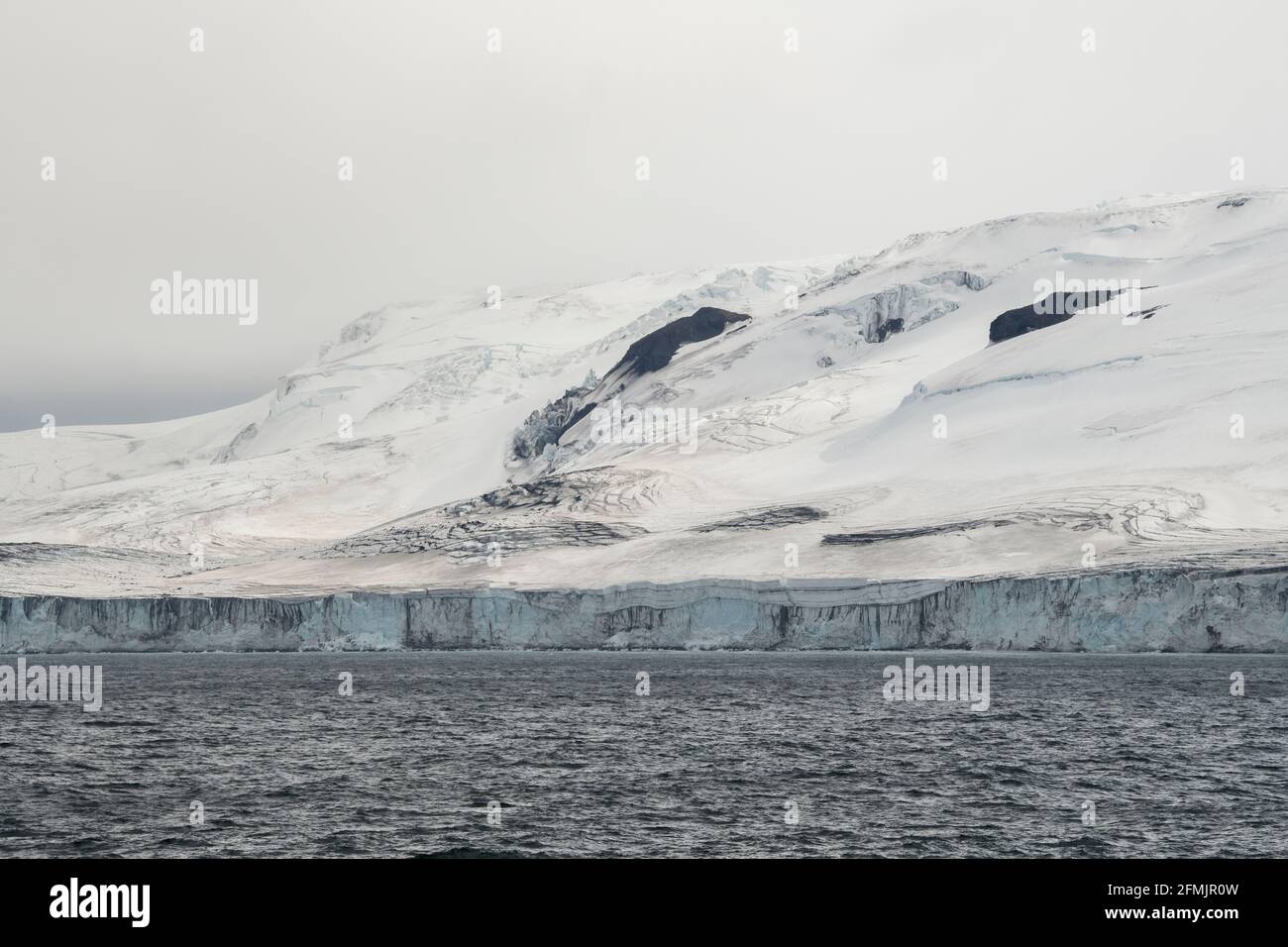 Territoire britannique d'outre-mer, îles Sandwich du Sud, île Montagu. Côte volcanique sauvage de la plus grande île de la chaîne de l'île Sandwich du Sud Banque D'Images