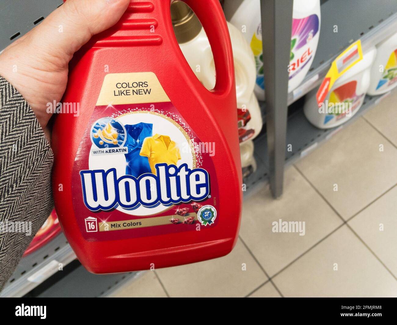 Photo d'une bouteille de détergent avec le logo de Reckitt en belgarde,  serbie. Woolite est une marque américaine de détergent à lessive  appartenant au mul britannique Photo Stock - Alamy