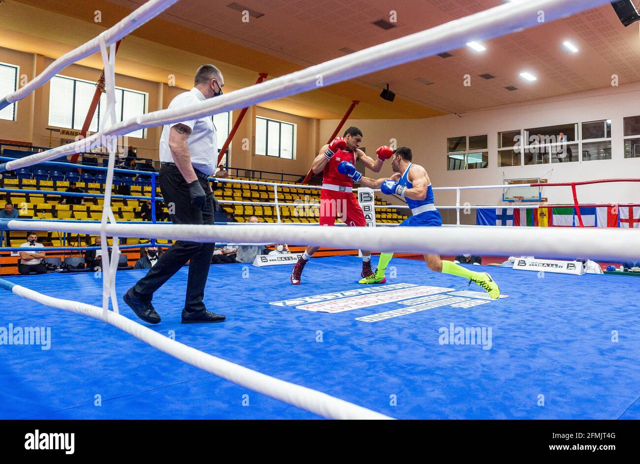 Enmauel Reyes d'Espagne, à gauche, et Aziz Abbes Mouhiidine d'Italie se battent pendant le Grand Prix Usti nad Labem, République Tchèque, 8 mai 2021. (CTK photo/Ondrej Hajek) Banque D'Images