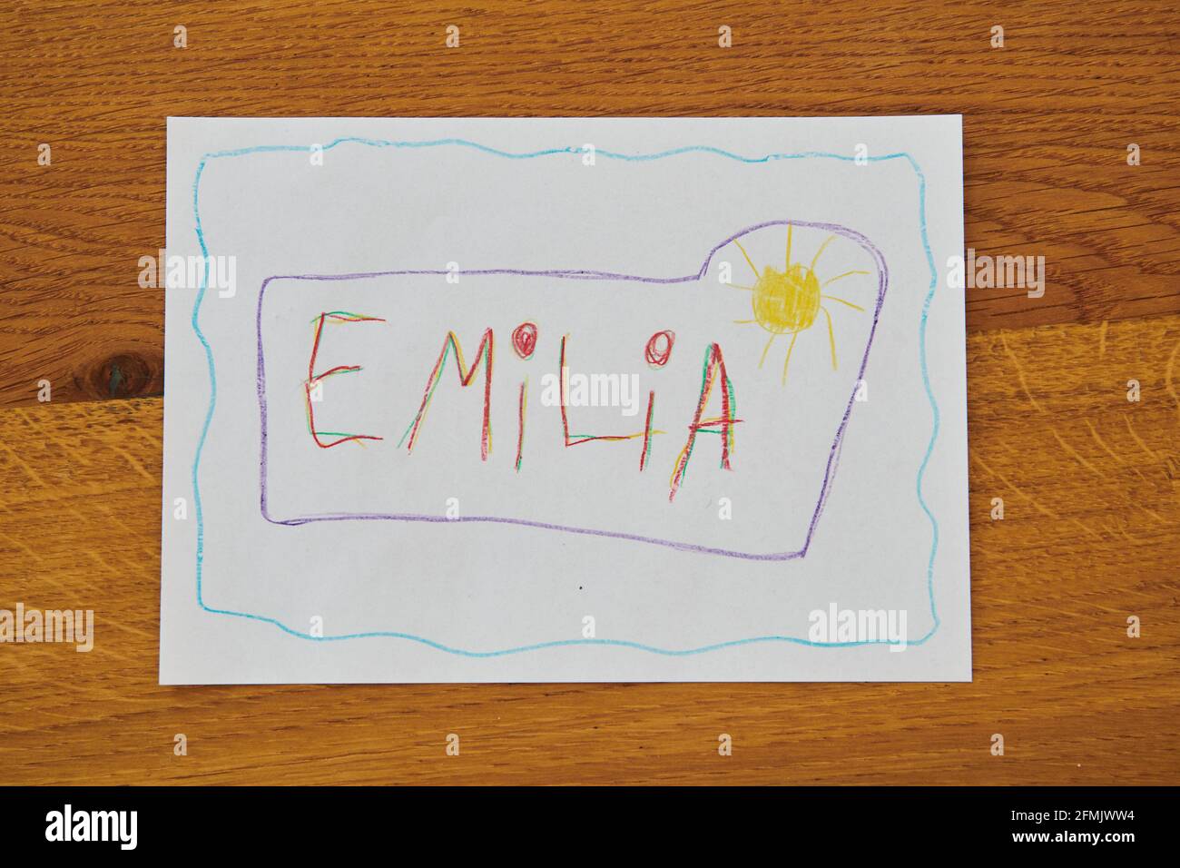 Wiesbaden, Allemagne. 10 mai 2021. ILLUSTRATION - 'Emilia' est écrit en écriture manuscrite pour enfants sur un papier coloré. Ce nom était le prénom le plus souvent donné aux jeunes filles en 2020. (À dpa 'Emilia et Noah ont été les noms de bébé les plus populaires en 2020') Credit: Annette Riedl/dpa/Alay Live News Banque D'Images