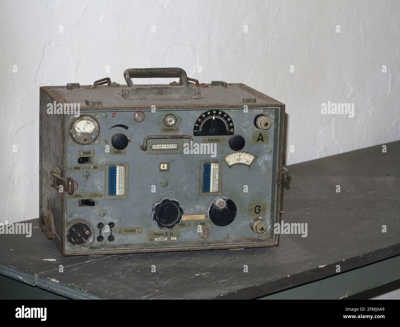 Alimentation électrique radio allemande de la Seconde Guerre mondiale dans  les tunnels de guerre de Jersey des îles Anglo-Normandes Photo Stock - Alamy