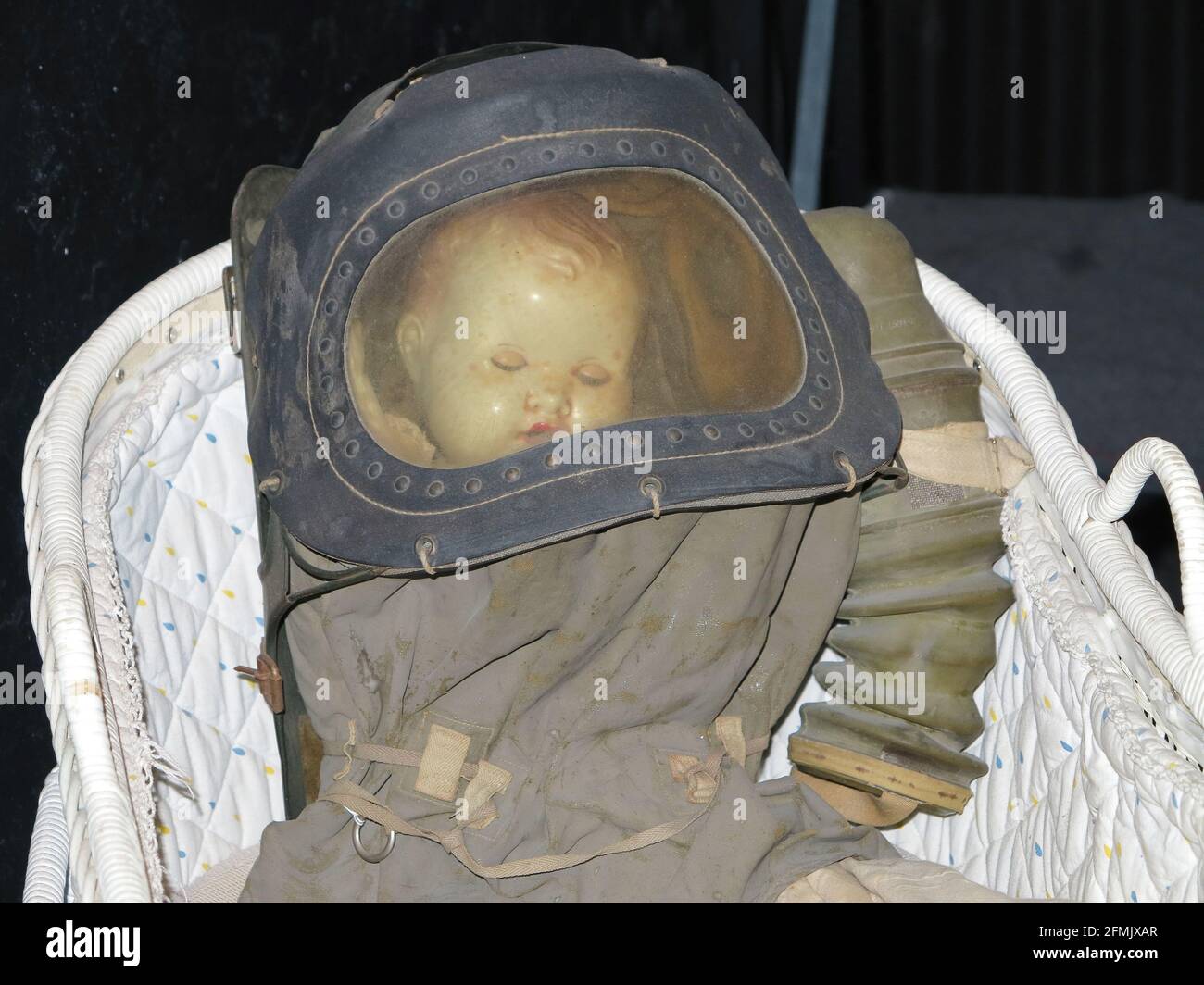 Exemple d'un bébé dans un masque à gaz dans les tunnels de guerre du Jersey de la Seconde Guerre mondiale. Banque D'Images