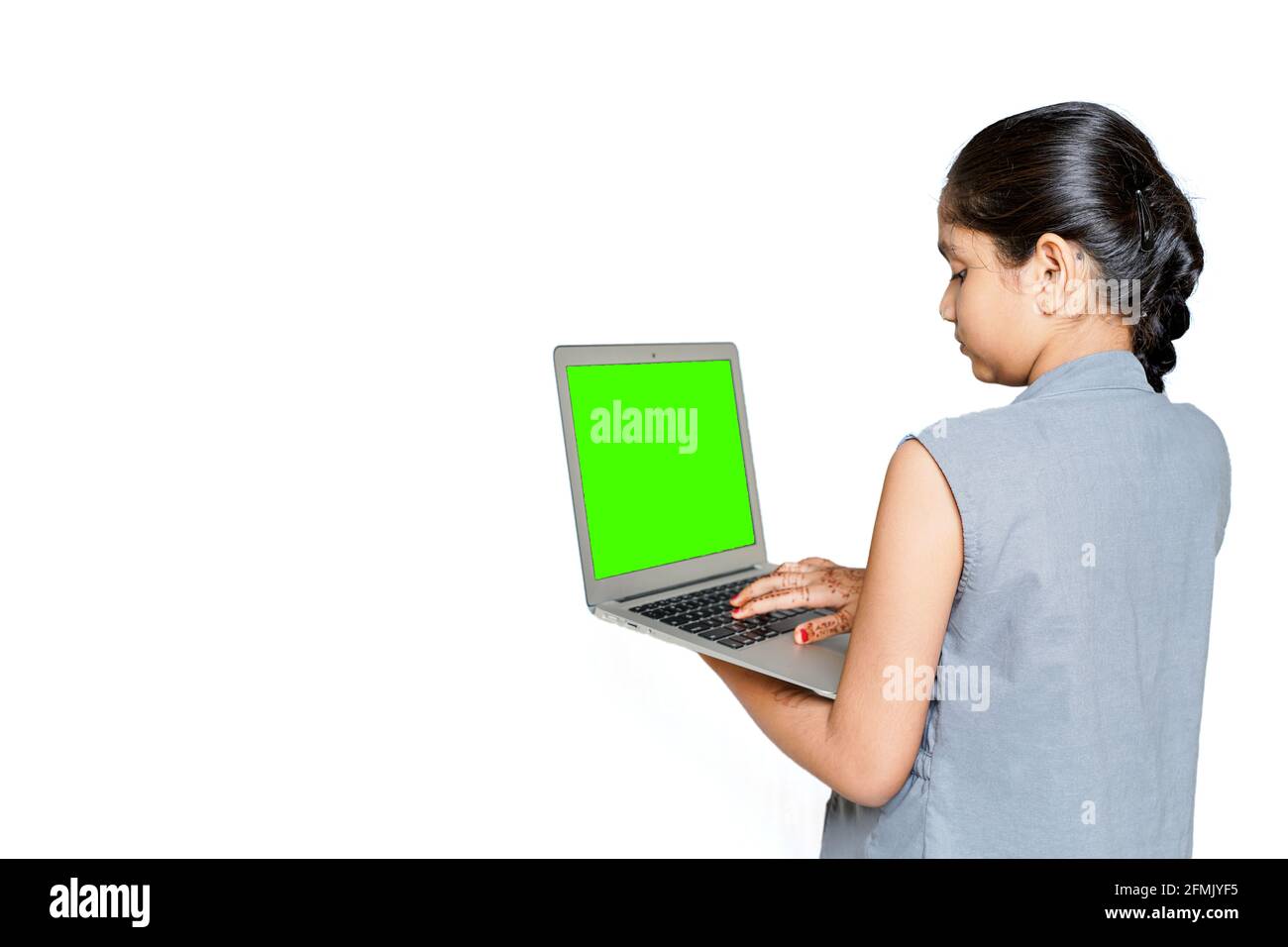 Une jeune fille indienne fréquente une école ou des cours en ligne. Étudier en verrouillage car les écoles sont fermées en raison de Covid-19. Rôle de la technologie au niveau national Banque D'Images