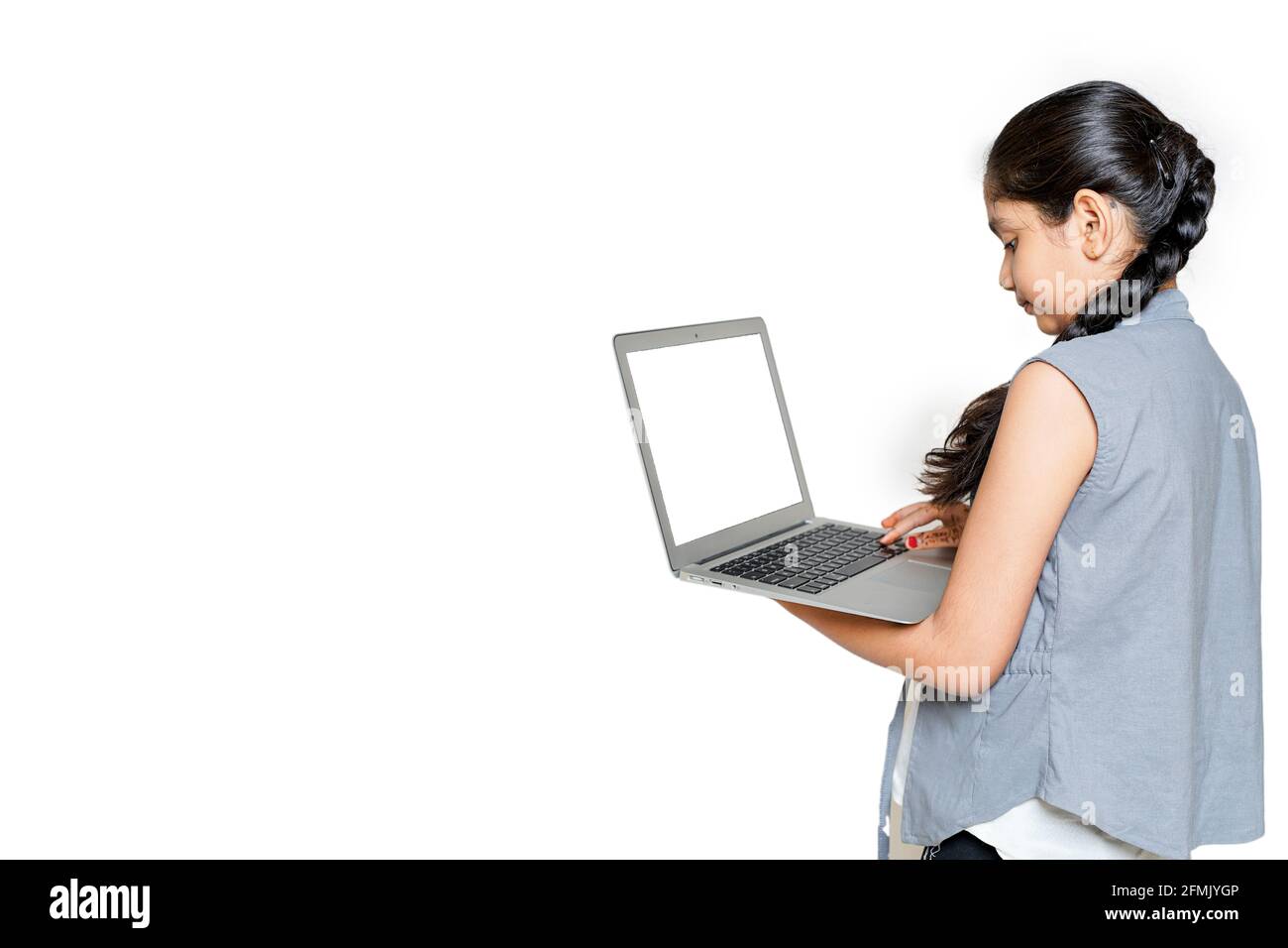 Une jeune fille indienne fréquente une école ou des cours en ligne. Étudier en verrouillage car les écoles sont fermées en raison de Covid-19. Rôle de la technologie au niveau national Banque D'Images