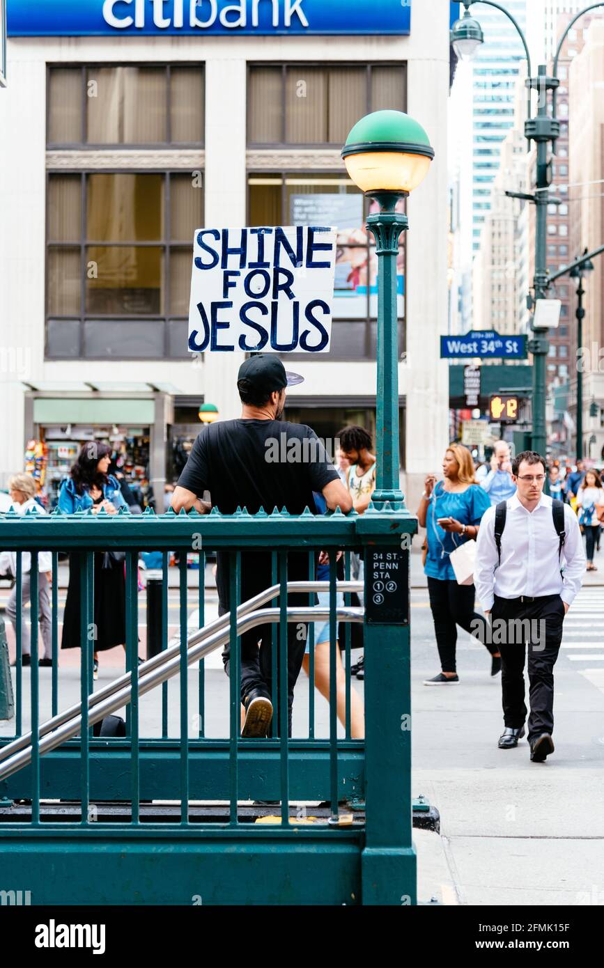 New York City, Etats-Unis - 22 juin 2018: Bannière avec le texte briller pour Jésus outre la lampe de rue à New York Banque D'Images