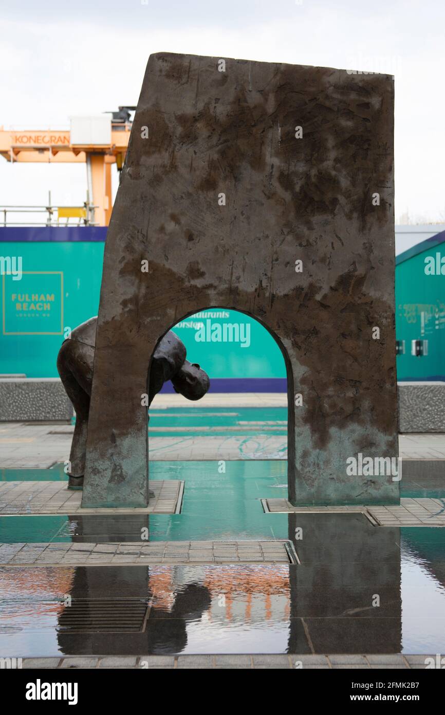 Man and Arch par Giles Penny, sculpture publique à Fulham Reach, Hammersmith, Londres, Royaume-Uni Banque D'Images