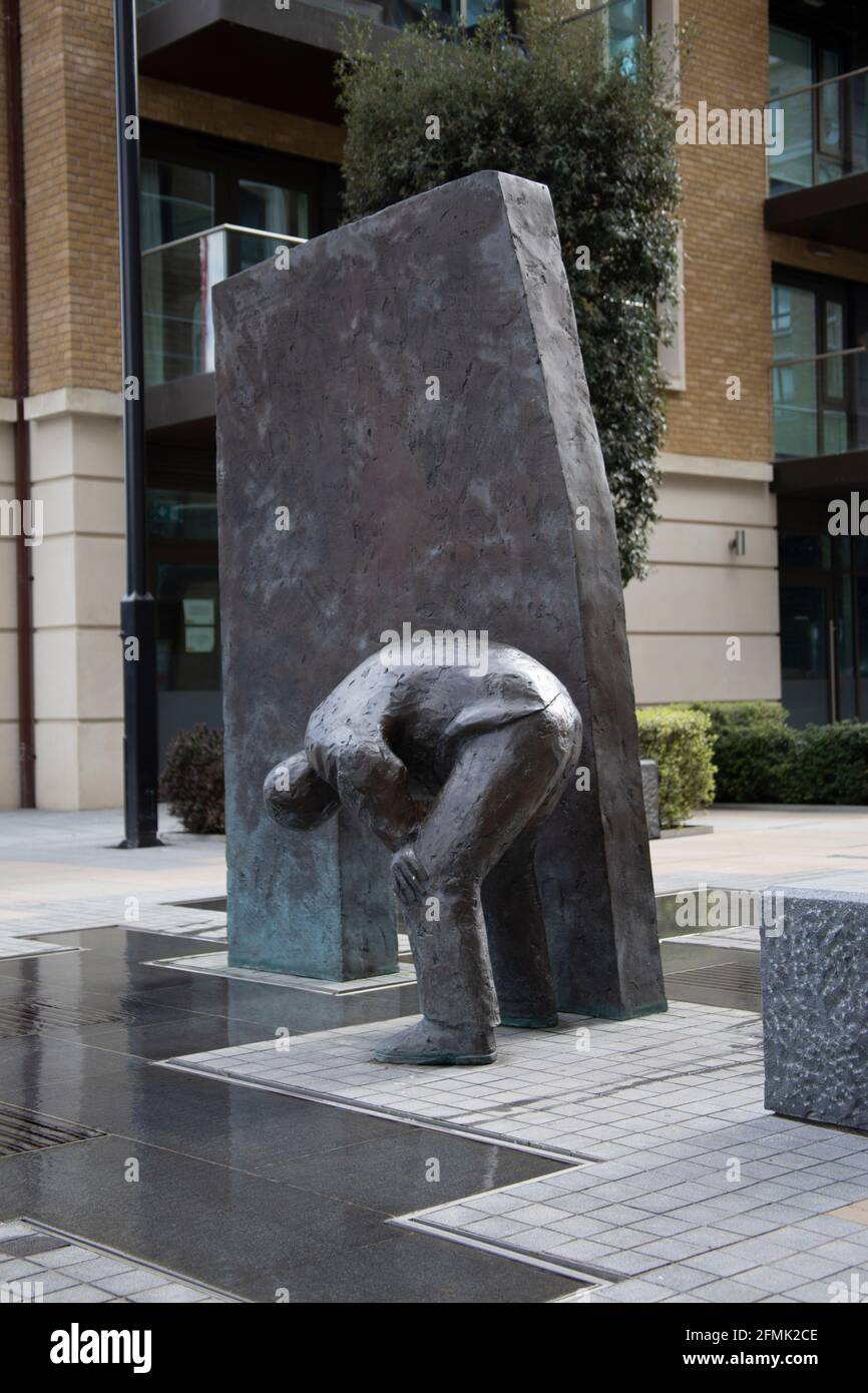 Man and Arch par Giles Penny, sculpture publique à Fulham Reach, Hammersmith, Londres, Royaume-Uni Banque D'Images