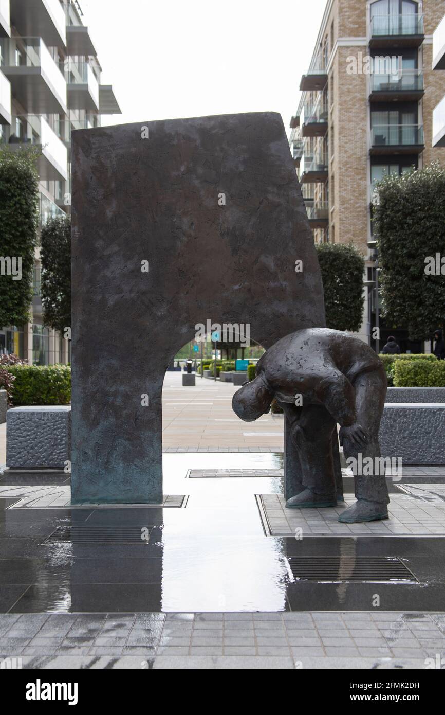 Man and Arch par Giles Penny, sculpture publique à Fulham Reach, Hammersmith, Londres, Royaume-Uni Banque D'Images