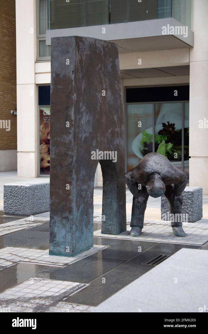Man and Arch par Giles Penny, sculpture publique à Fulham Reach, Hammersmith, Londres, Royaume-Uni Banque D'Images