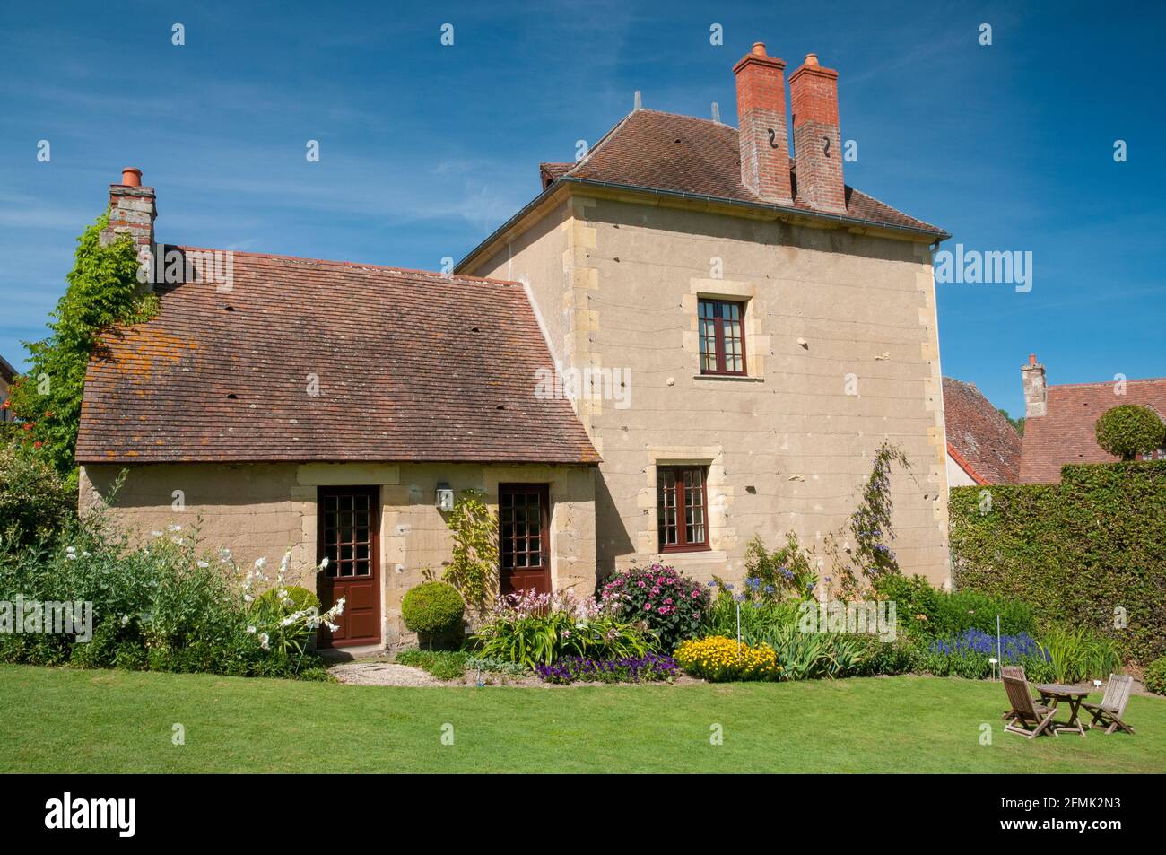Maison fleurie dans le village pittoresque d'Apremont-sur-Allier, classé comme l'un des plus beaux villages de France, cher (18), Centre-Val de Banque D'Images
