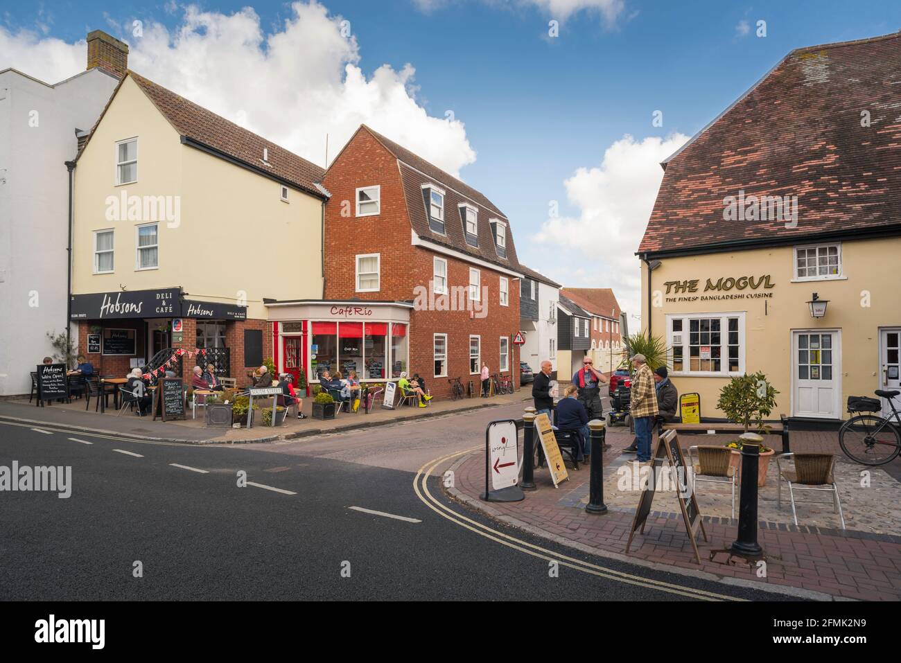 Ville de Manningtree, vue sur les personnes d'âge moyen socialisant à l'extérieur des cafés à Manningtree High Street, Essex, Angleterre, Royaume-Uni Banque D'Images