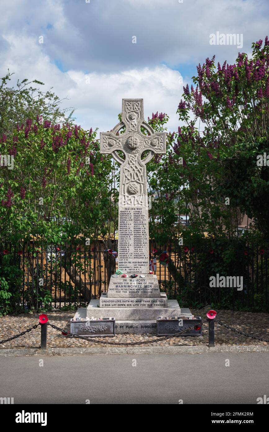 Mémorial de guerre d'Essex, vue du mémorial de guerre de Manningtree High Street commémorant les habitants qui sont morts pendant les deux guerres mondiales, Essex, Royaume-Uni. Banque D'Images